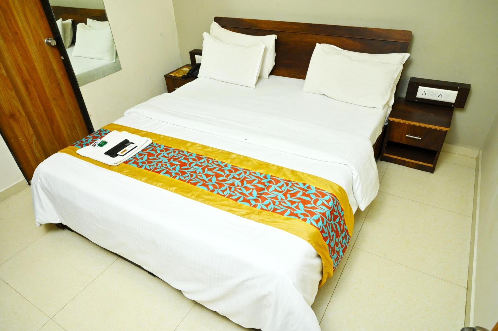 Hotel Blue Leaf Rajkot Exterior foto